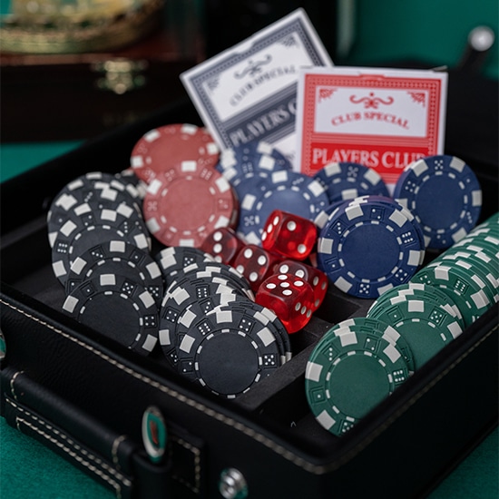 Engraved poker set is a great gift for your groomsmen and the bachelor party