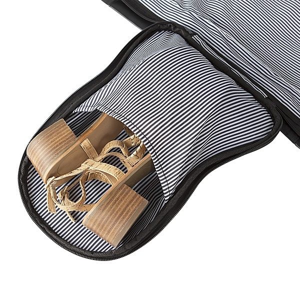 The Jetsetter's convenient shoe pocket lets you pack smart.