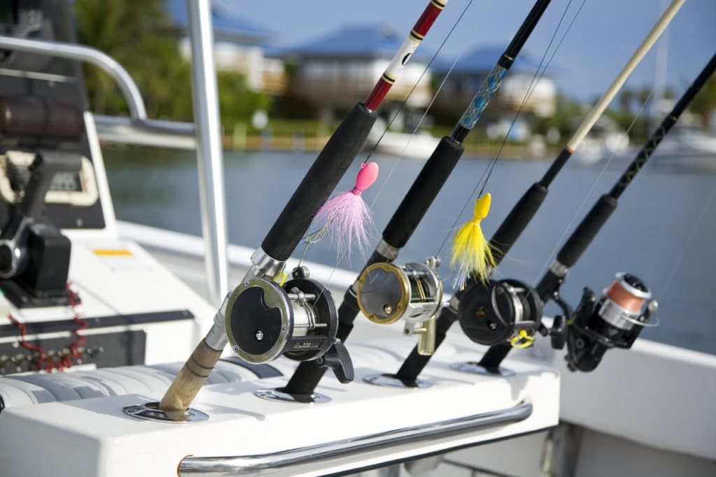 Cuatro carretes de pesca en una embarcación listos para pescar en Islamorada , Florida