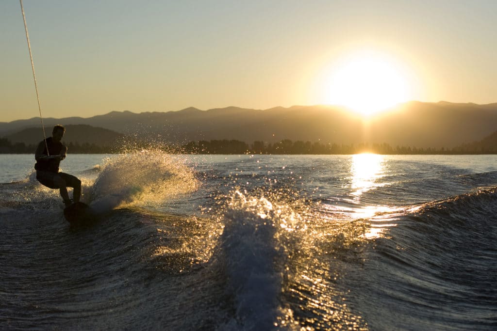 wake boarder au coucher du soleil