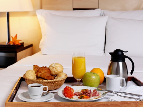 honeymoon-breakfast-in-bed