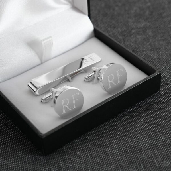 The included gift box is ideal for presenting this men's set to your groomsmen