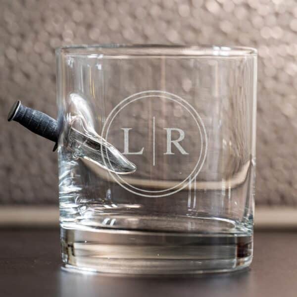 Embedded knife rocks glass with 1 circle monogram design