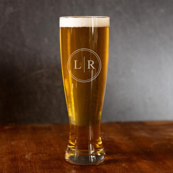 Groomsmen pilsner glass with circle monogram design