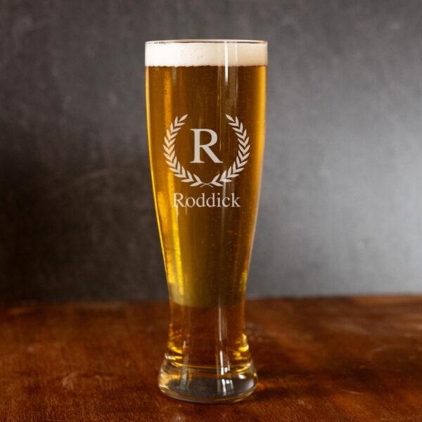 Groomsmen pilsner glass with laurel wreath design