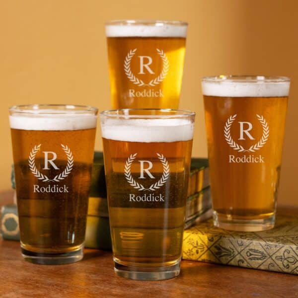 Groomsmen pint glass set with laurel wreath design